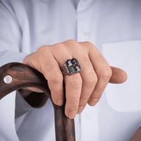 خاتم فضة فخم بصياغة مُزخرفة بارزة يتوسطها أربع قطع...