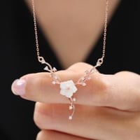 قلادة نسائية بصياغة راقية من الفضة المطعمة بفصوص ا...