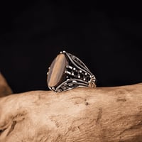 خاتم عصري مصاغ بتفاصيل هندسية راقية ومرصع بحجر عقي...