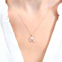 سلسال فضة راقي مطلي بالذهب، يحمل حرف (K) مرصّع بفص...