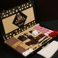 بوكس رجالي فخم بخلفية خشبية مميزة يحوي منتجات رجال...