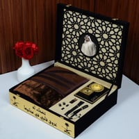 بوكس إهداء شتوي فاخر يتميز بخلفية خشبية راقية و وا...