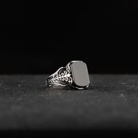 خاتم راقي بحجر أونكس أنيق ومصاغ بنقش يدوي مميز من...