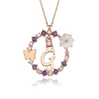 سلسال فضة فريد مطلي بالذهب بحرف (G)، يزدان بفراشة...