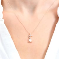 سلسال فضة راقي مطلي بالذهب، يحمل حرف (I) مرصّع بفص...