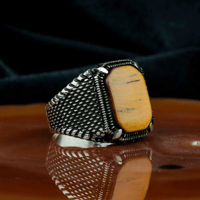 خاتم راقي مصاغ من الفضة الخالصة و مرصع بحجر عقيق ع...