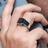 خاتم فضة راقي بحجر عقيق مميز ومطعم بفصوص زركون زرق...