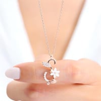 سلسال فضة راقي مطلي بالذهب، يحمل حرف (S) مرصّع بفص...