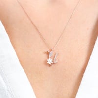 سلسال فضة راقي مطلي بالذهب، يحمل حرف (V) مرصّع بفص...