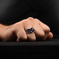 خاتم بصياغة جانبية راقية مُنحوتة بدقة متناهية - فض...