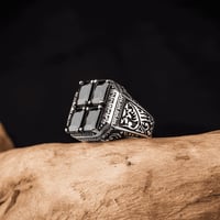 خاتم فضة فخم بصياغة مُزخرفة بارزة يتوسطها أربع قطع...