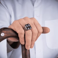 خاتم فضة فخم بصياغة مُزخرفة بارزة يتوسطها أربع قطع...