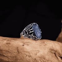 خاتم عصري مصاغ بتفاصيل هندسية راقية ومرصع بحجر لاز...