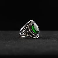 خاتم راقي بصياغة جانبية متشابكة - فضة بحجر زركون أ...