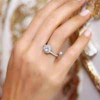 خاتم فخم فضة عيار 925 مصاغة بشكل أنيق ومرصعة بفصوص...