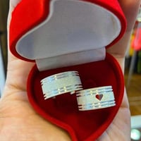 دبل راقية بنحت شكل قلب أنيق - مصاغة من الفضة الخال...