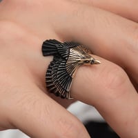 خاتم راقي بصياغة مميزة شكل النسر من الفضة الخالصة...