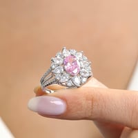 خاتم راقي مرصع بحجر سوارفيسكي وردي محاط بفصوص بيضا...