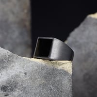 خاتم أنيق من الفضة المطفية الخالصة مرصع بحجر أونكس...