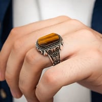 خاتم راقي بصياغة مميزة من الفضة الخالصة بحجر عقيق...