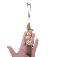 تعليقة سيارة بالاسم مع رسمة الصقر