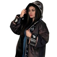 فروة شتوية سوداء مع طاقية بتطريز سدو