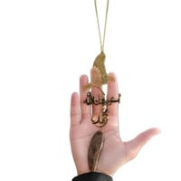 تعليقة سيارة بالاسم مع رسمة الصقر