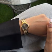 ساعة نسائية بلون ذهبي