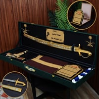 هدية ملكية سيف مع بشت ودرع تكريم مع خنجر في بوكس ج...