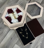 بوكس دورين دوران يحتوي على ساعه نسائي موديل فان كل...