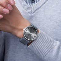 ساعة اليوم الوطني جلد بارقام عربيه ضمان 3سنوات