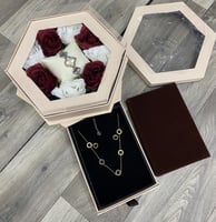 بوكس دورين دوران يحتوي على ساعه نسائي موديل فان كل...