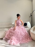 فستان تل فاخر بألوان أنيقة يناسب كل المناسبات