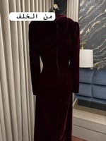 فستان مخملي خمري بلمسات فضية لإطلالة راقية