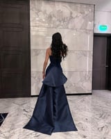 فستان ملكي باللون الكحلي مع توب بدون أكمام وصدر مط...