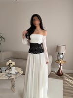 فستان "جورجيت" أبيض بتفاصيل الدانتيل الأسود الملكي