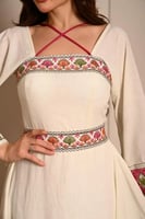 فستان "لينين" ناعم بتطريز تراثي عصري