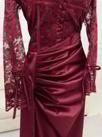 فستان سهرة عودي من الدانتيل والساتان لإطلالة ملكية