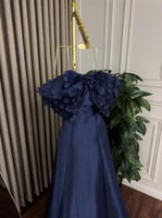 أناقة الورود وإبداع التصميم في فستان وردي يعكس جما...