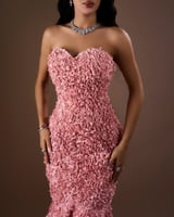 إطلالة ملكية بفستان وردي مورد كامل بقصة الحورية