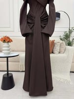 إطلالة ملكية مع فستان بني تفته مكشوف الأكتاف