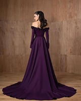 فستان سهرة ملكي أرجواني طويل بأكتاف مكشوفة