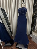 فستان ملكي باللون الكحلي مع توب بدون أكمام وصدر مط...