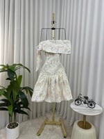 فستان جاكار مطرز أوف شولدر بفيونكة جانبية - إطلالة...