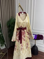 جلابية سي واي ملكي بتطريز كمبيوتر فاخر وحزام خصر -...