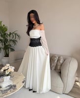 فستان "جورجيت" أبيض بتفاصيل الدانتيل الأسود الملكي