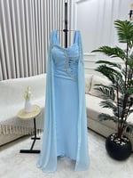 فستان سماوي بتصميم راقٍ مع كاب طويل