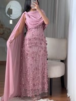 فستان سهرة لحمي ضيق بتطريز بارز وشال أنيق