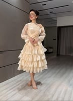 فستان "بيج لومينوس" ميدي بطبقات الأورجانزا