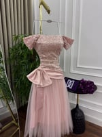 فستان سهرة لحمي قصير بتطريز ترتر وتل ناعم